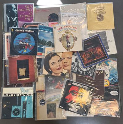 beaucoup de cd de musique et de cd sur la table