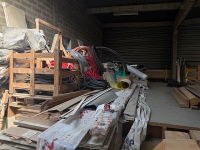 un gros tas de bois dans un local de stockage