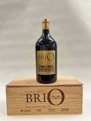 La bouteille de Brio est posée sur une caisse en bois.