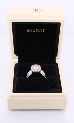 une photo d'une bague dans un écrin, avec un diamant à l'intérieur