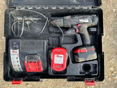une boîte contenant des outils, posée sur le sol