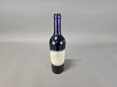 une bouteille de vin posée sur une table
