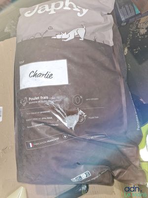 un sac de croquettes posé sur une table