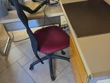un bureau avec une chaise et un ordinateur dessus