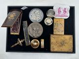 un plateau noir sur lequel sont disposés divers objets anciens
