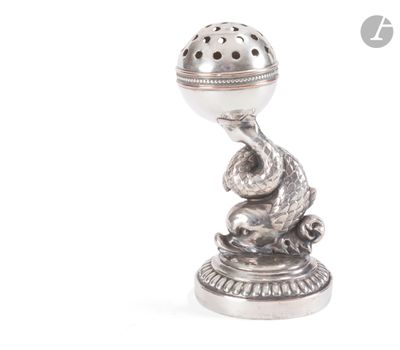 une figurine en argent surmontée d'une boule