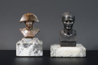 deux statues représentant un homme et une femme, posées sur des blocs de marbre