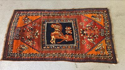 un tapis orange et noir sur lequel figure l'image d'un homme à cheval