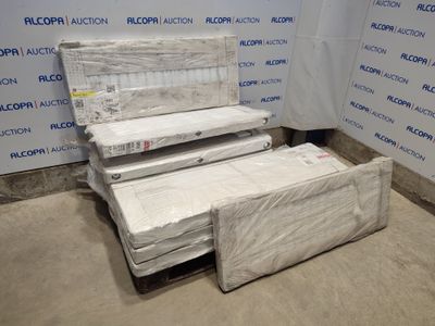 Plusieurs matelas sont empilés les uns sur les autres dans une pièce