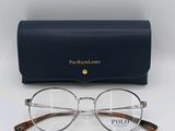 une paire de lunettes posée sur un étui bleu