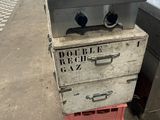 un poêle posé sur une caisse