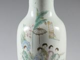 un vase blanc orné d'une peinture sur le côté