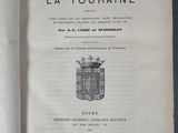 un livre ouvert sur lequel figure une image en noir et blanc représentant des armoiries