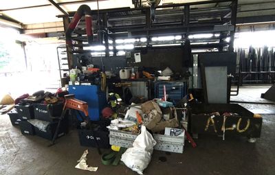 un garage rempli d'objets
