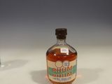 une bouteille de sirop d'érable posée sur une table