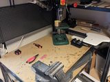 un établi avec des outils dans un garage