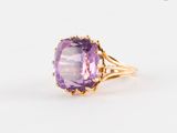 une bague en améthorate et diamant, sertie dans de l'or jaune 18 carats