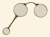 une image représentant une paire de lunettes loupes sur fond blanc