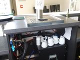 un plan de travail sur lequel sont posées plusieurs tasses, dans la cuisine