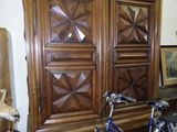 un vélo garé devant une porte en bois