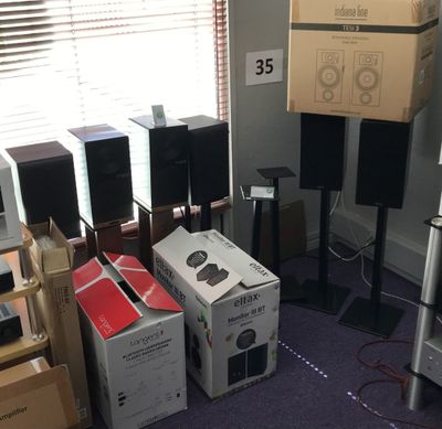 une pièce remplie de cartons et d'enceintes