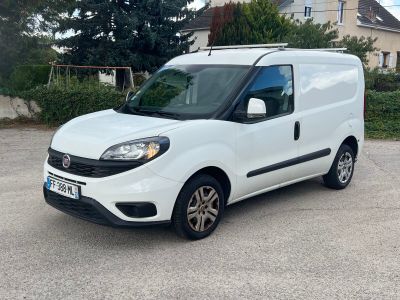 la petite camionnette blanche est garée dans le parking