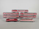 quatre wagons rouges et blancs empilés les uns sur les autres