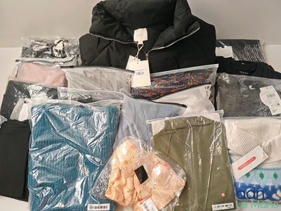 Lot de 18 vêtements de diverses tailles et marques dont : SH…