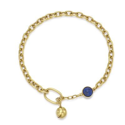 un gros plan sur un bracelet en or orné d'une breloque en pierre bleue