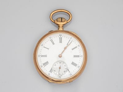 une montre de poche en or avec des chiffres romains sur le cadran
