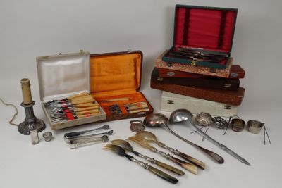 plusieurs types d'argenterie dans un coffret