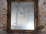 un miroir posé sur une table devant un mur de briques