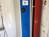 deux casiers dans une salle de bains, avec une pancarte sur la porte