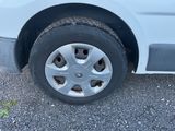 une voiture qui a un pneu crevé sur la route