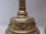 deux bougies posées sur une table