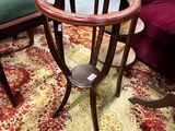 de nombreuses chaises et tables dans une pièce recouverte d'un tapis rouge