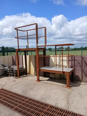 un banc posé au bord de la route