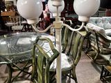 de nombreuses chaises et tables dans une pièce où se trouve une table à plateau en verre