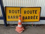 deux panneaux de signalisation au bord de la route