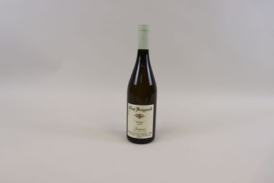une bouteille de vin posée sur une table blanche