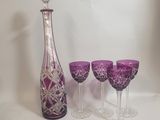 trois verres à vin et une carafe sur la table