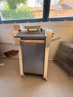 une photo d'une cuisine avec un barbecue et une fenêtre