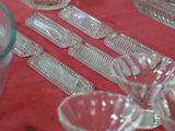 une table recouverte d'une nappe rouge et sur laquelle sont posés des verres