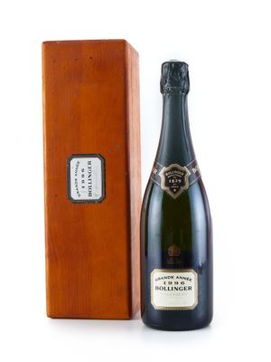 une image représentant une bouteille de champagne à côté d'une caisse en bois