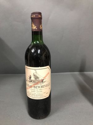 gros plan d'une bouteille de vin sur une table