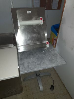 une machine posée sur une table dans une cuisine