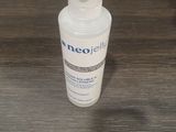 une bouteille de Neocelil posée sur une table en bois