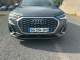 l'avant d'un SUV Audi gris garé dans un parking