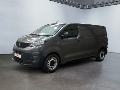 la photo d'une camionnette grise garée dans un garage
