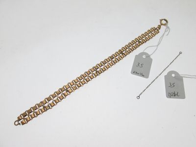 un gros plan d'un bracelet en métal orné d'étiquettes